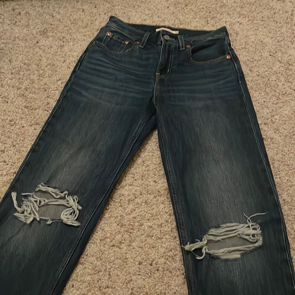 barley worn, very good condition, women’s levi’s ripped jeans